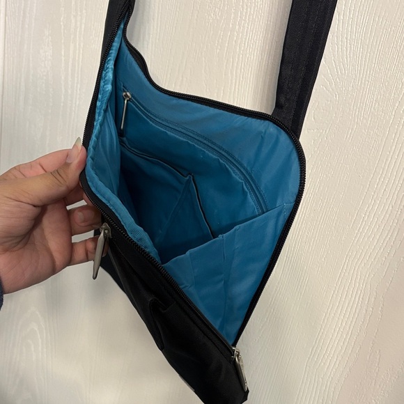 Travelon Anti-theft Classic Black Crossbody Bag - Picture 13 of 15